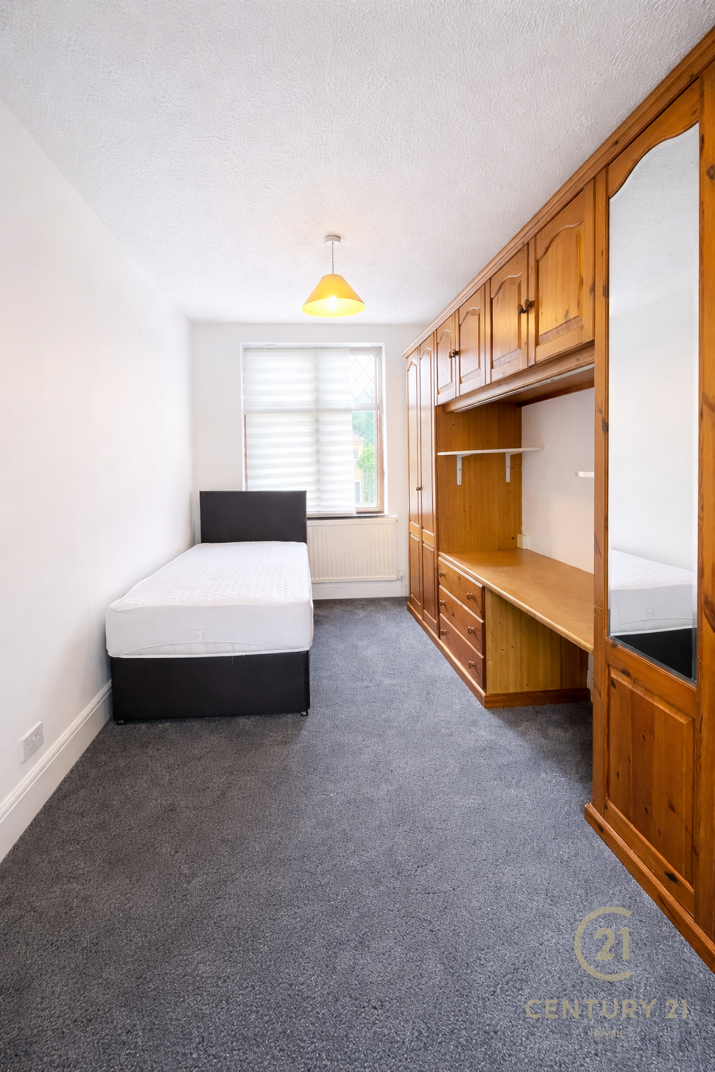 Room Raeburn Avenue in Greater London