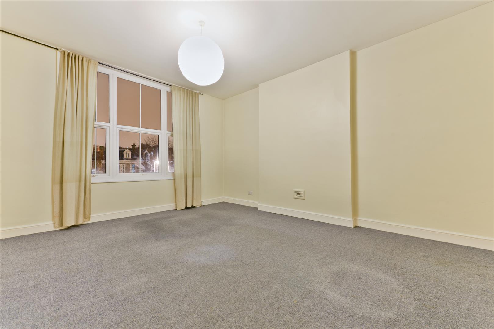 Flat Manor Mount in Greater London