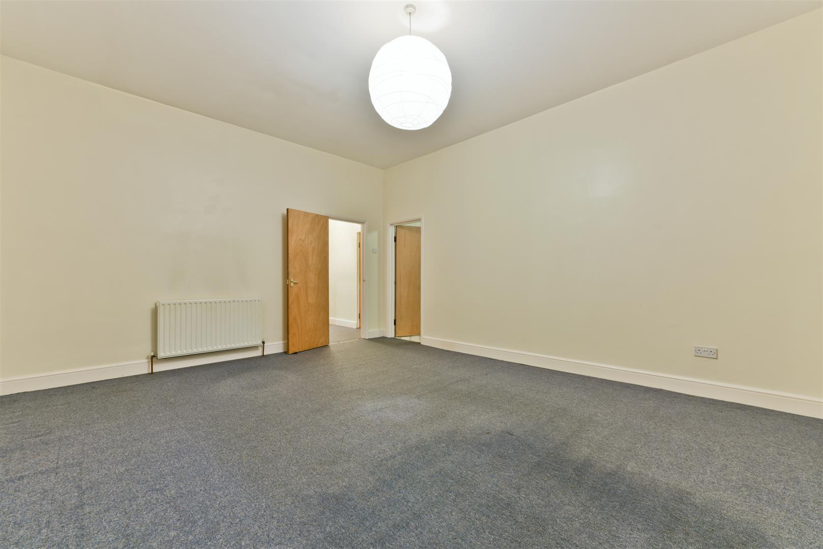 Flat Manor Mount in Greater London