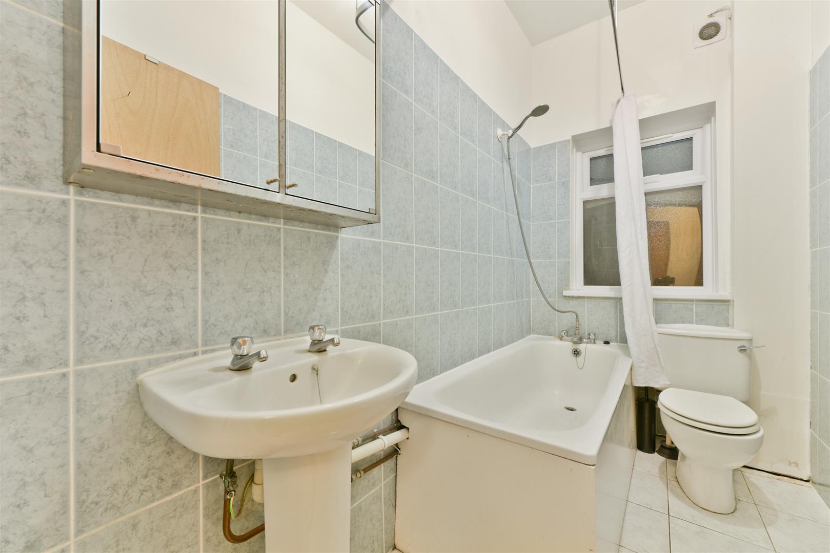 Flat Manor Mount in Greater London
