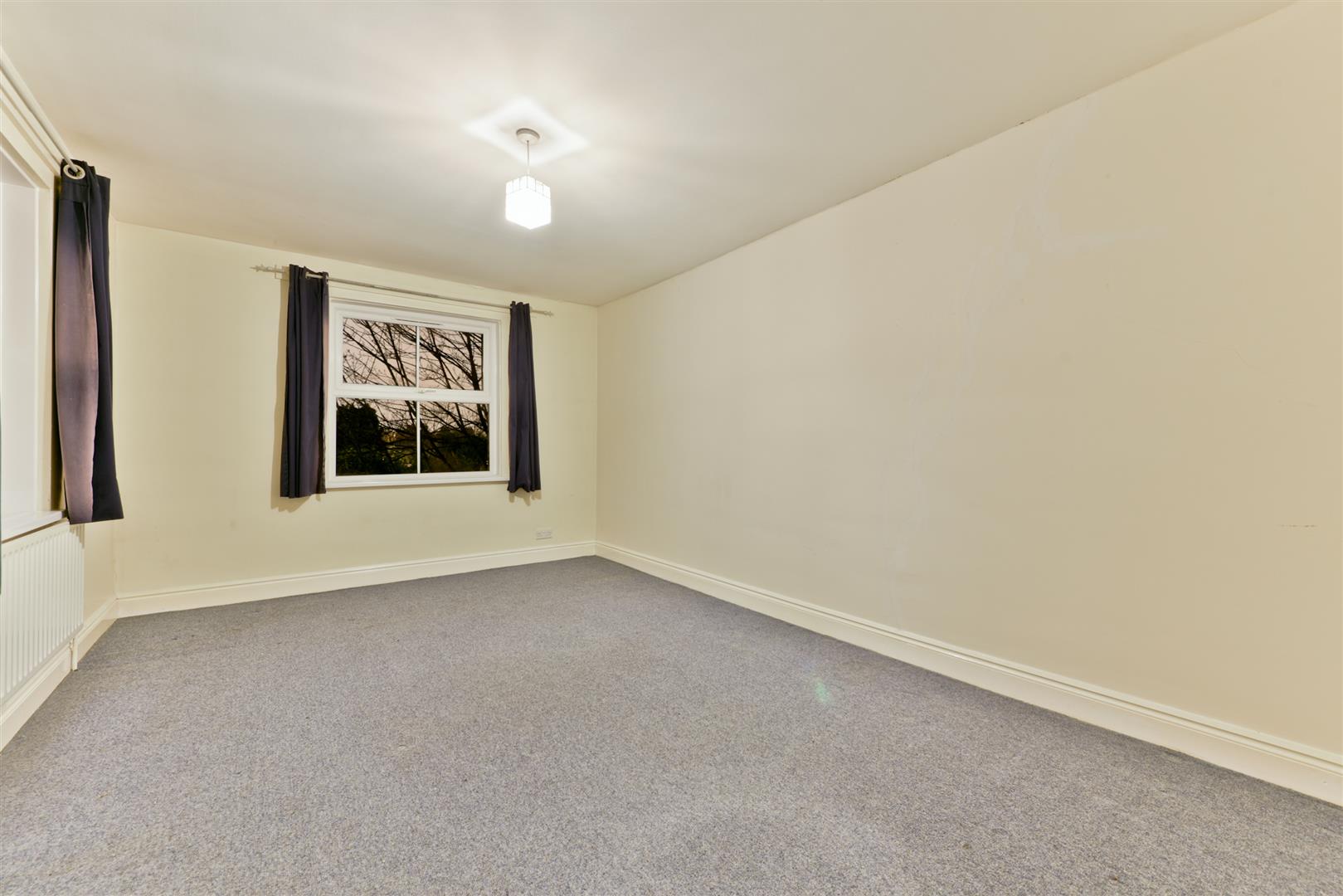 Flat Manor Mount in Greater London