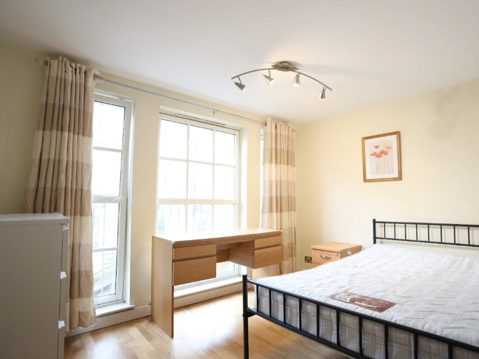 Flat Valleyfield Street in City of Edinburgh