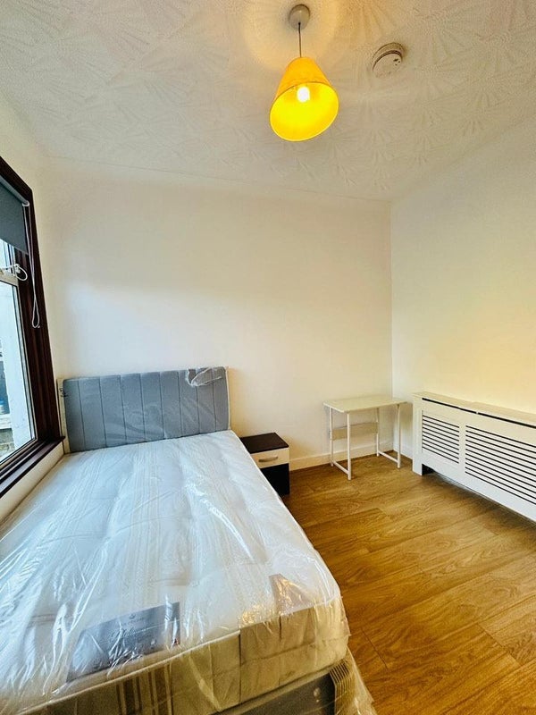Room Shrewsbury Road in Greater London