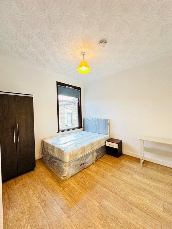 Room Shrewsbury Road in Greater London