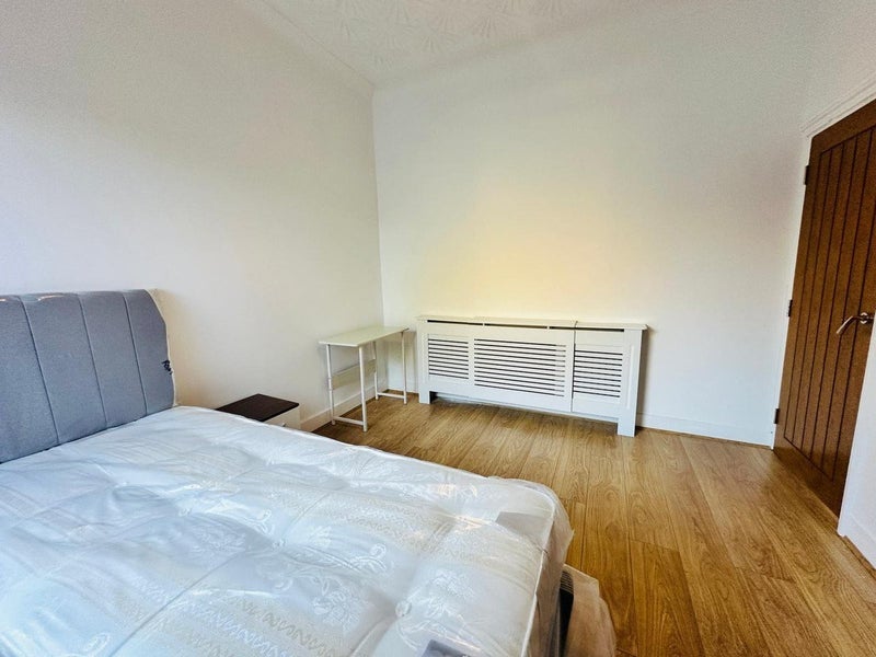 Room Shrewsbury Road in Greater London