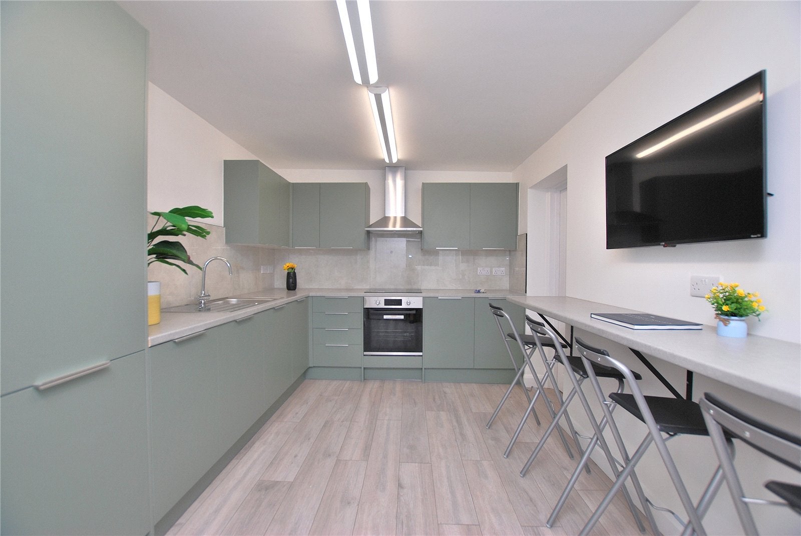 Room Broomfield in Guildford