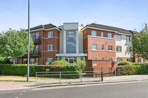 Flat Pinner Hill Road in London