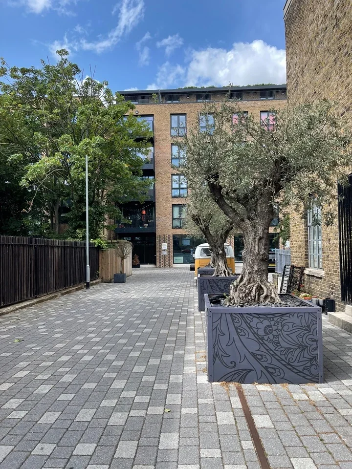 Flat Oval Road in Greater London
