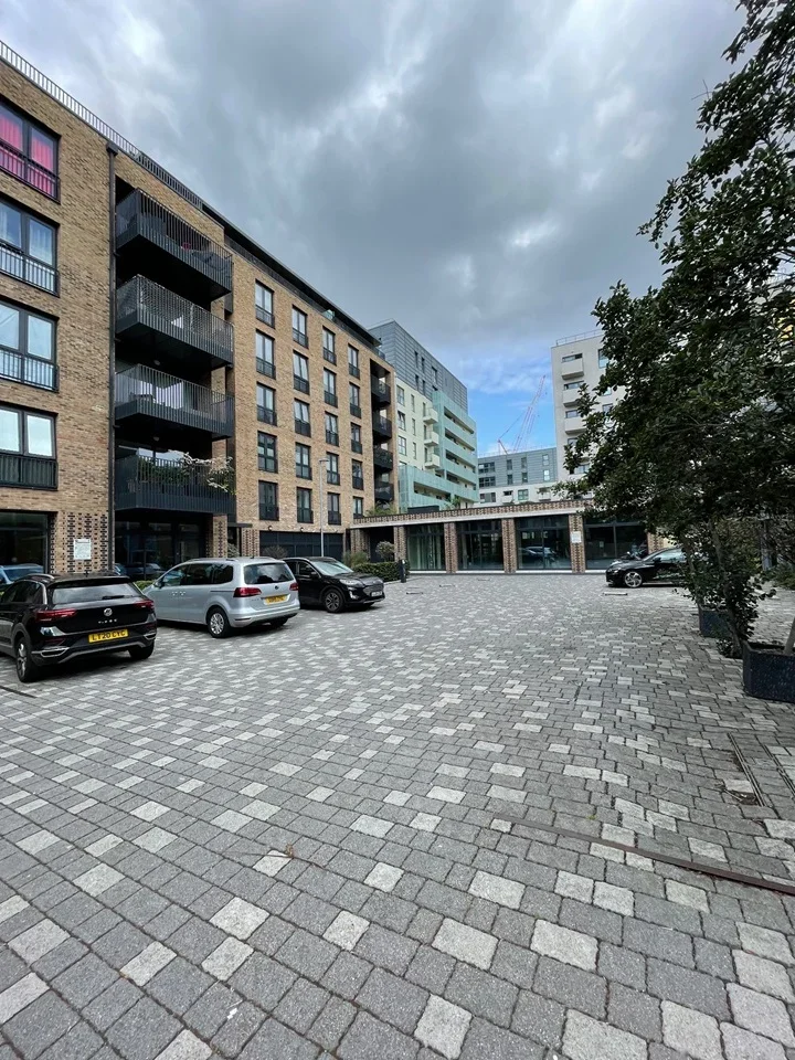Flat Oval Road in Greater London
