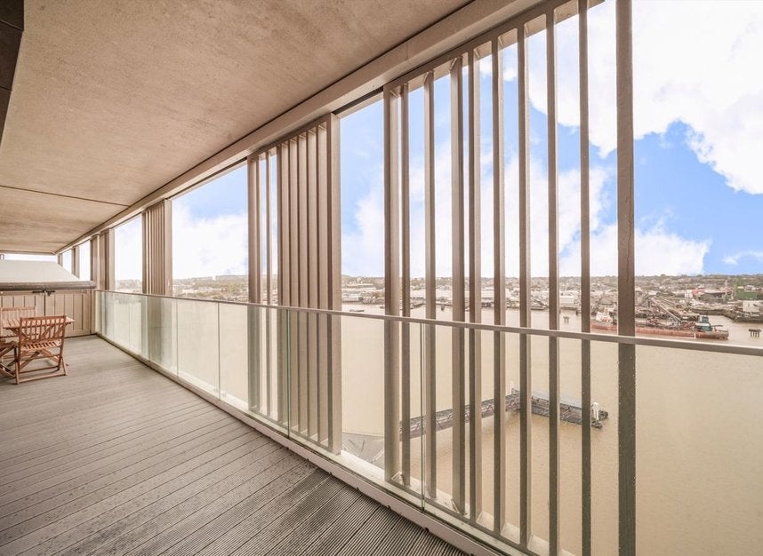 Flat Riverside Walk in Greater London