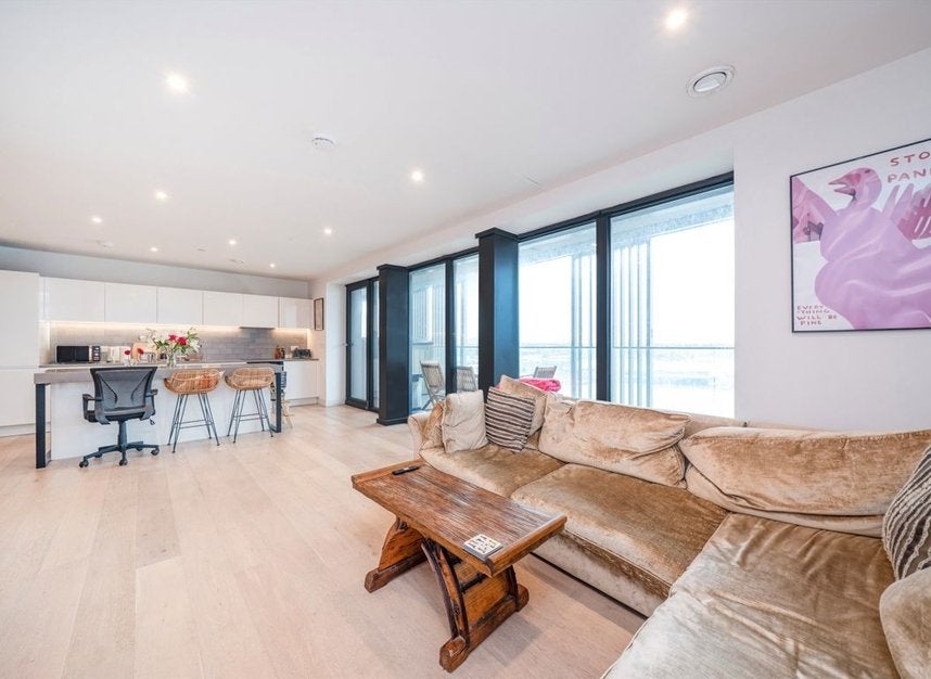 Flat Riverside Walk in Greater London