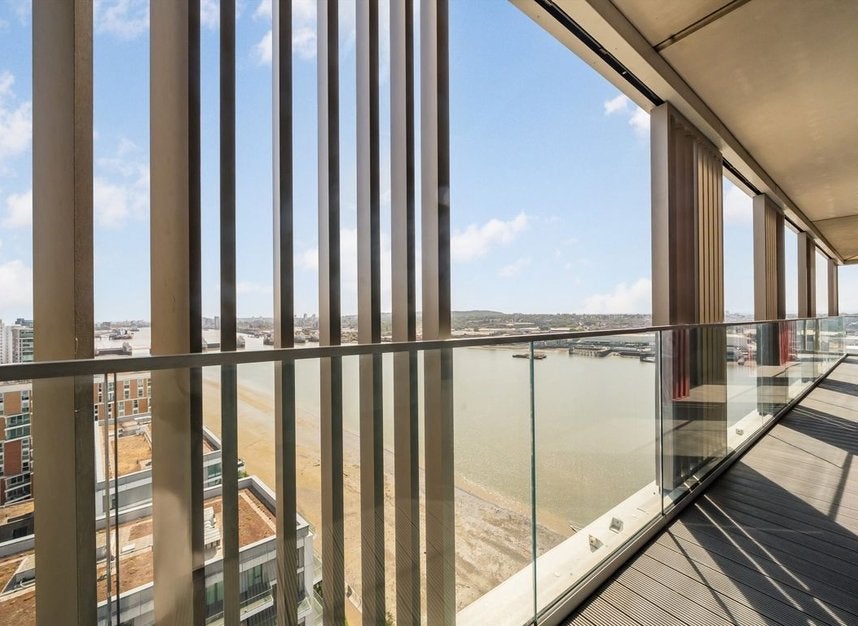 Flat Riverside Walk in Greater London