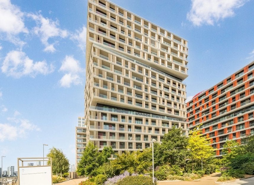 Flat Riverside Walk in Greater London