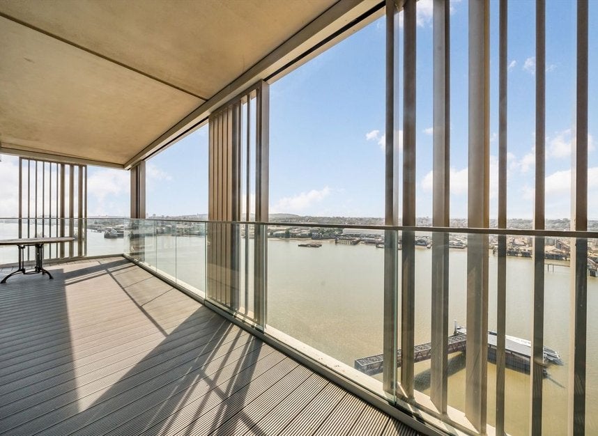 Flat Riverside Walk in Greater London