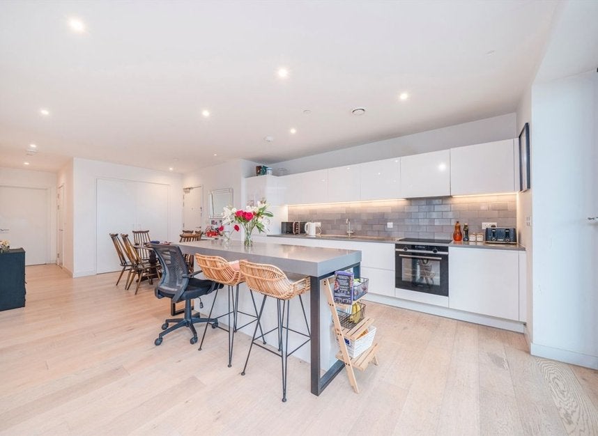 Flat Riverside Walk in Greater London