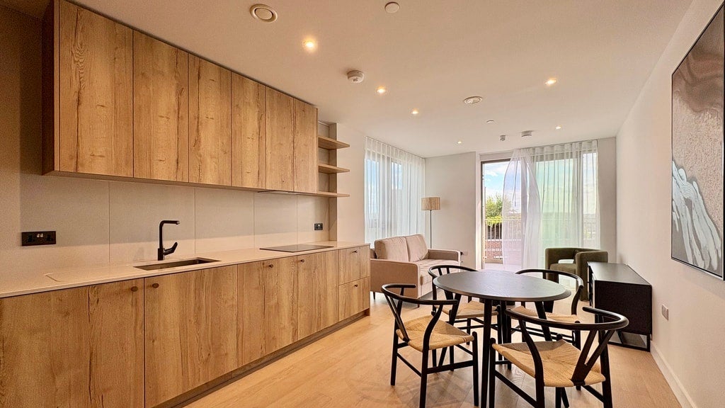 Flat Bodley Way in Greater London