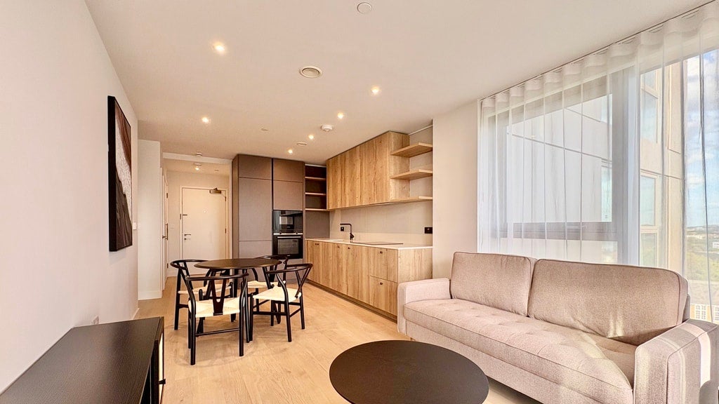 Flat Bodley Way in Greater London