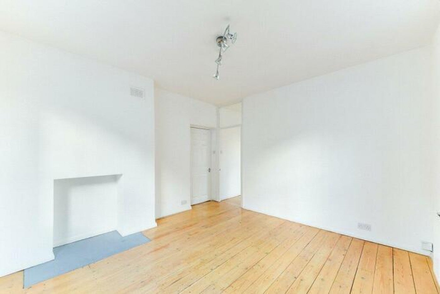 Flat Parmiter Street in Greater London
