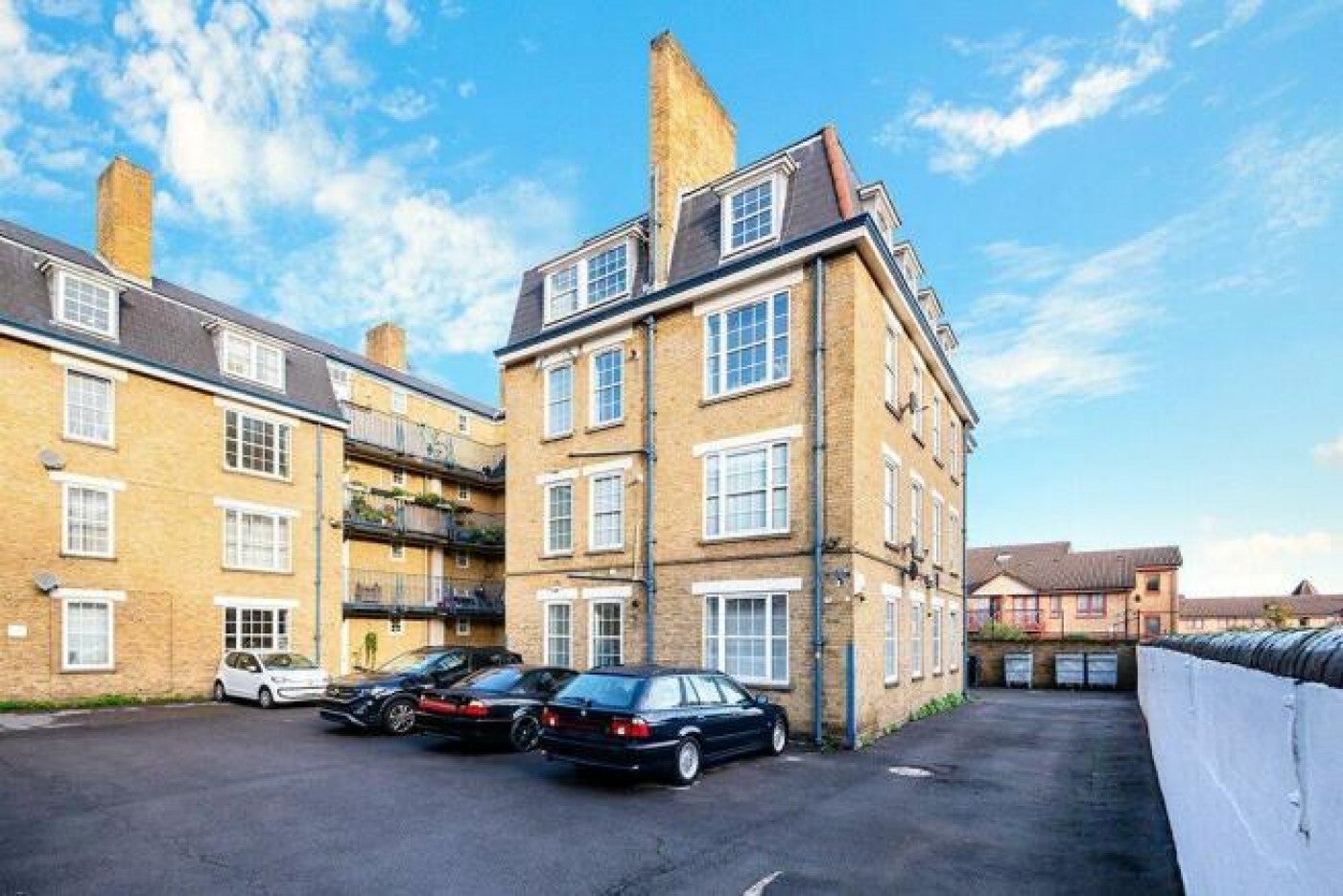 Flat Parmiter Street in Greater London