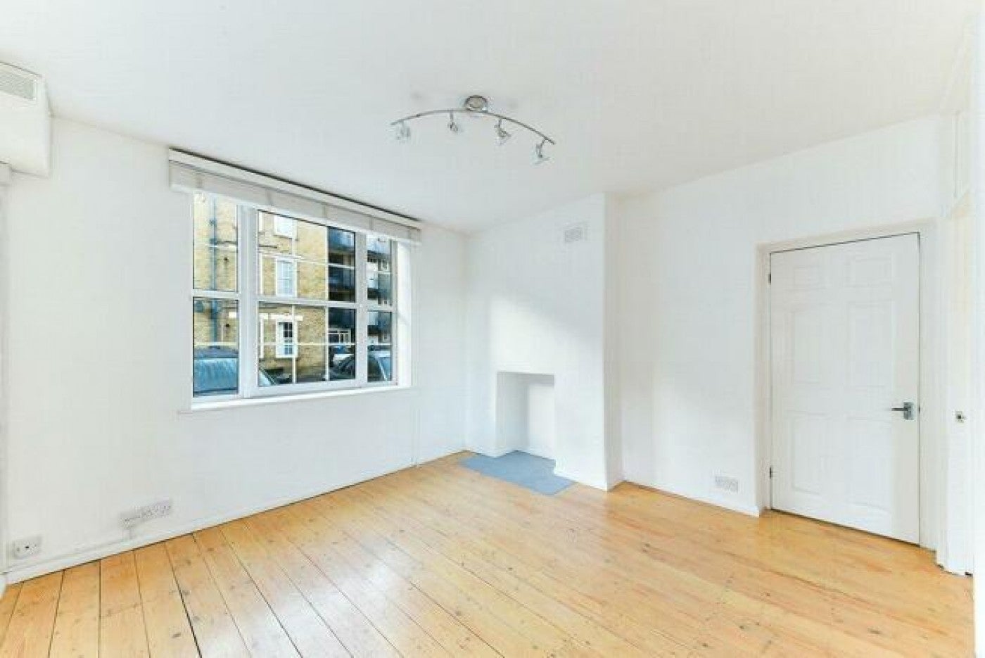 Flat Parmiter Street in Greater London