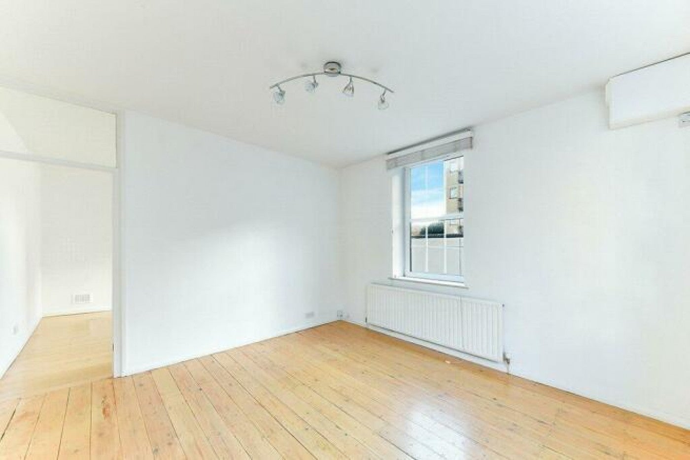 Flat Parmiter Street in Greater London