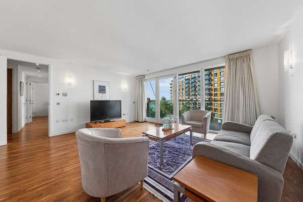 Flat Fairmont Avenue in Greater London