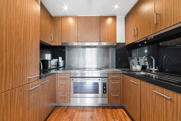 Flat Fairmont Avenue in Greater London