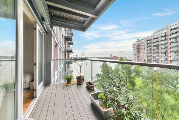 Flat Fairmont Avenue in Greater London