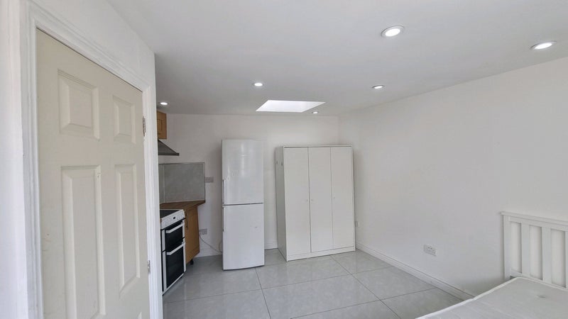 Room Broughton Road in Greater London