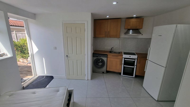 Room Broughton Road in Greater London