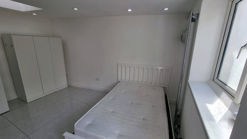 Room Broughton Road in Greater London