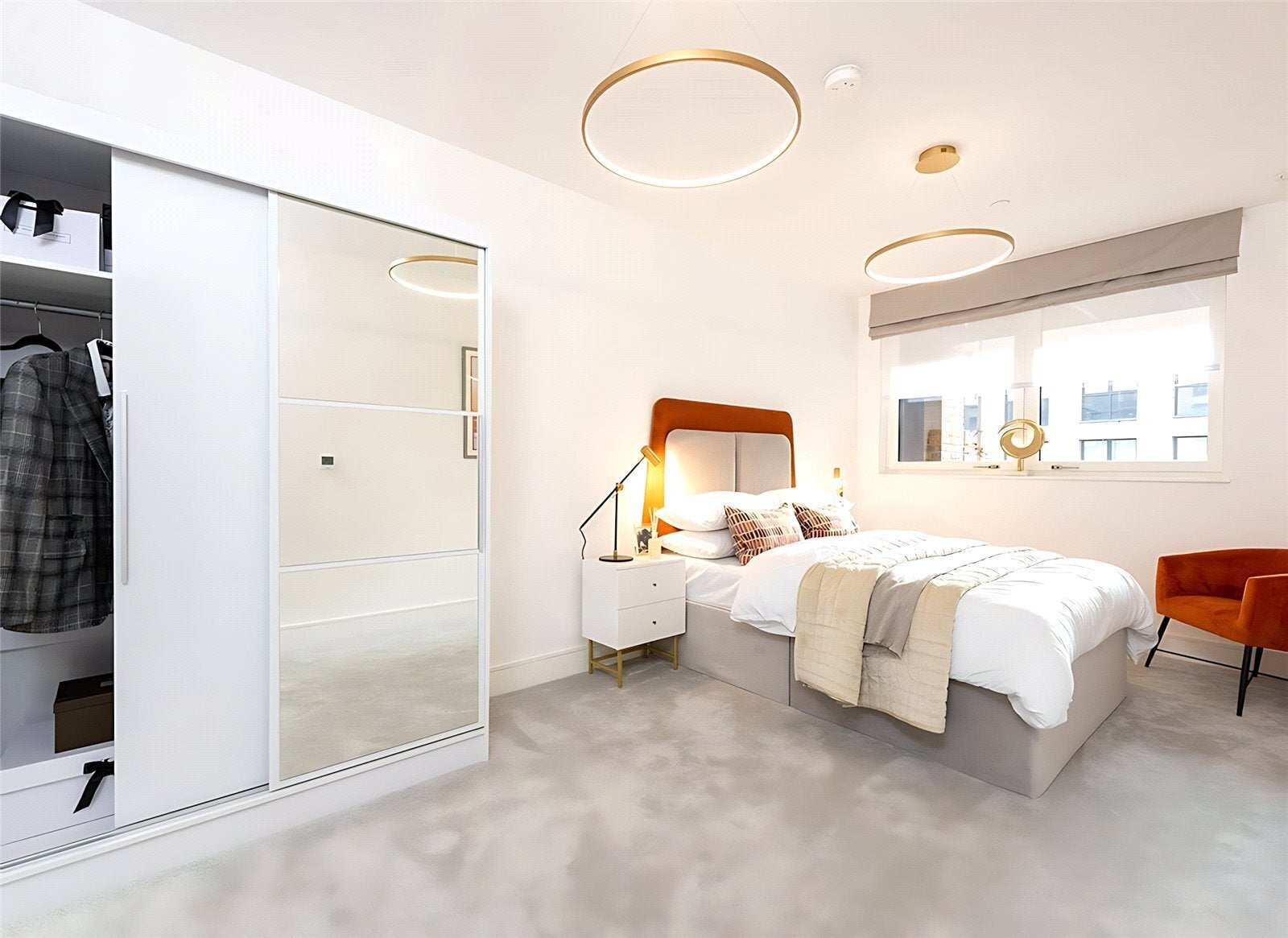Flat Healum Avenue in Greater London