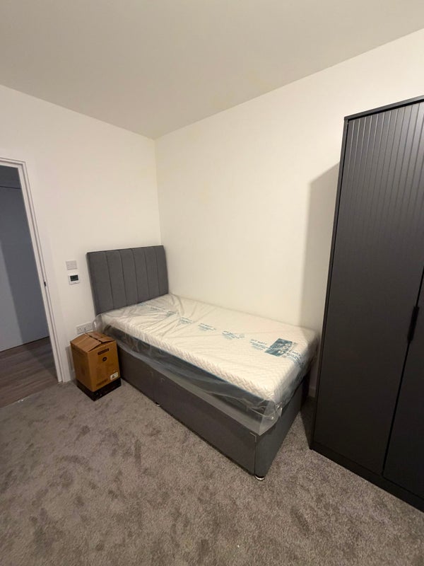 Room Saville Road in Greater London