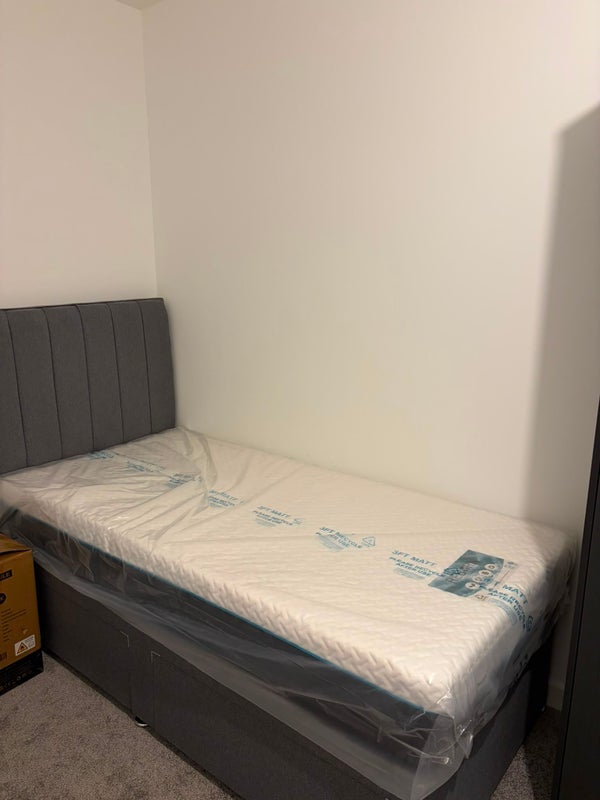 Room Saville Road in Greater London