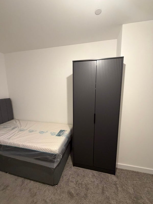 Room Saville Road in Greater London