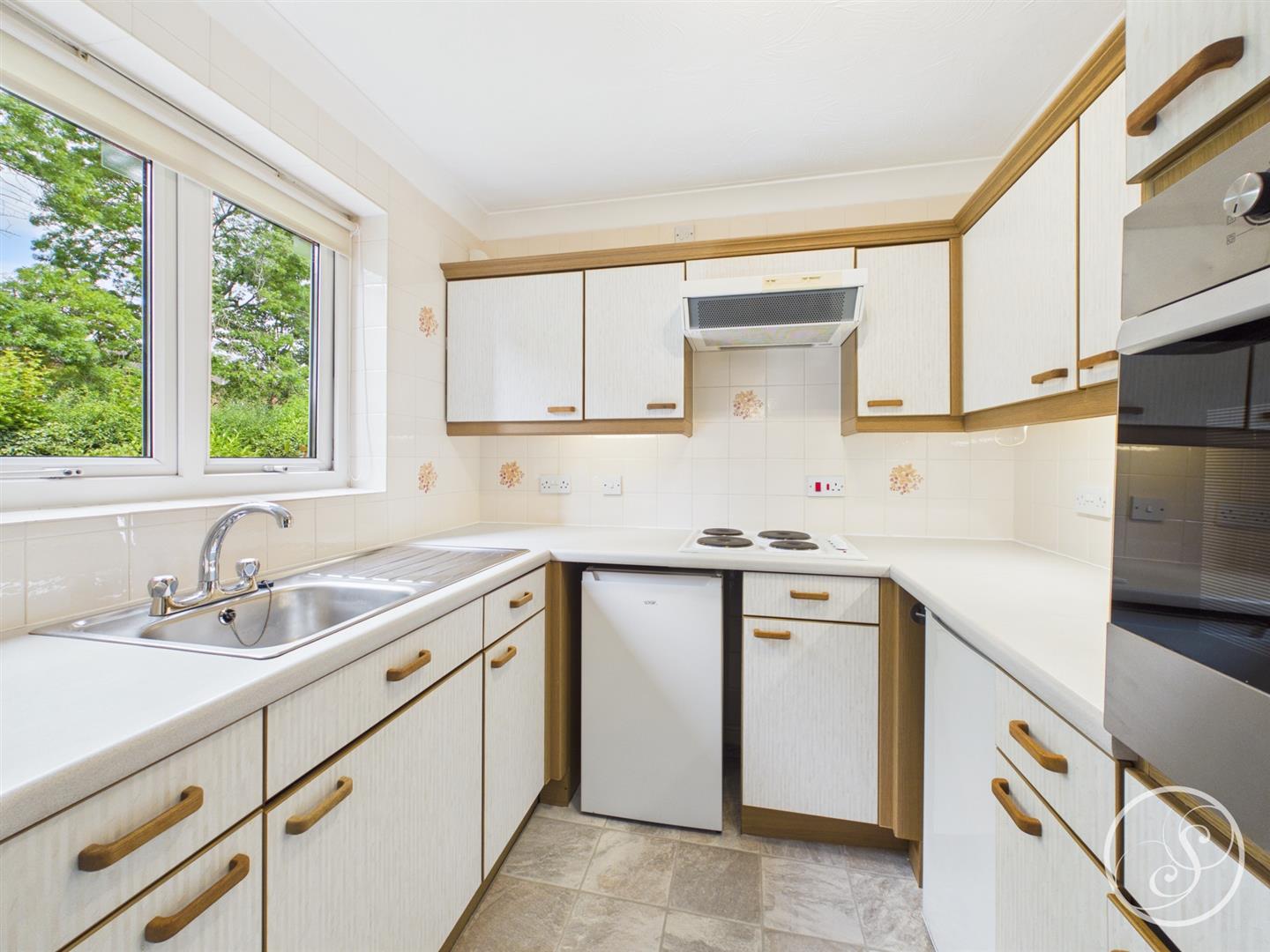 Flat Primley Park View in Leeds