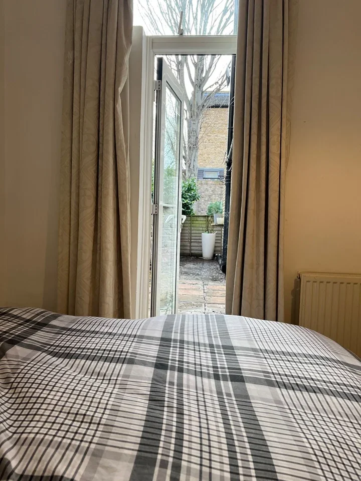 Flat Blake Gardens in Greater London