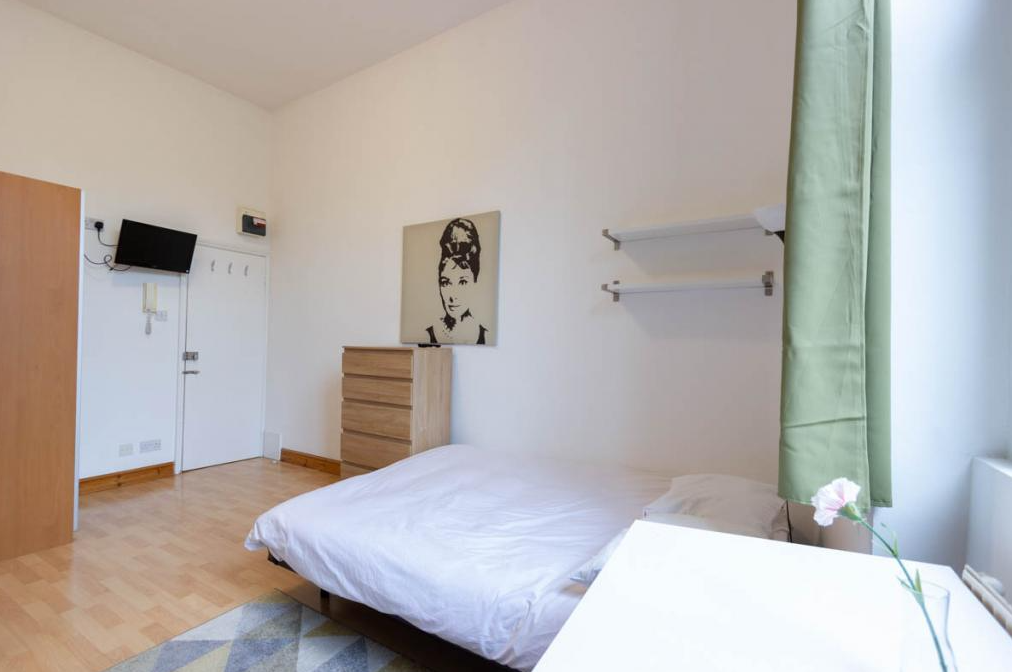 Room West Cromwell Road in Greater London