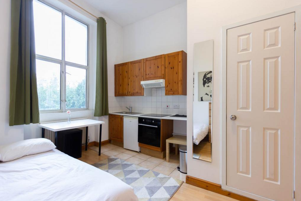 Room West Cromwell Road in Greater London