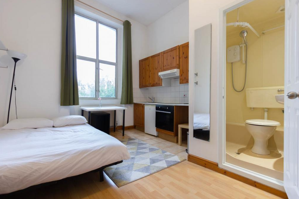 Room West Cromwell Road in Greater London