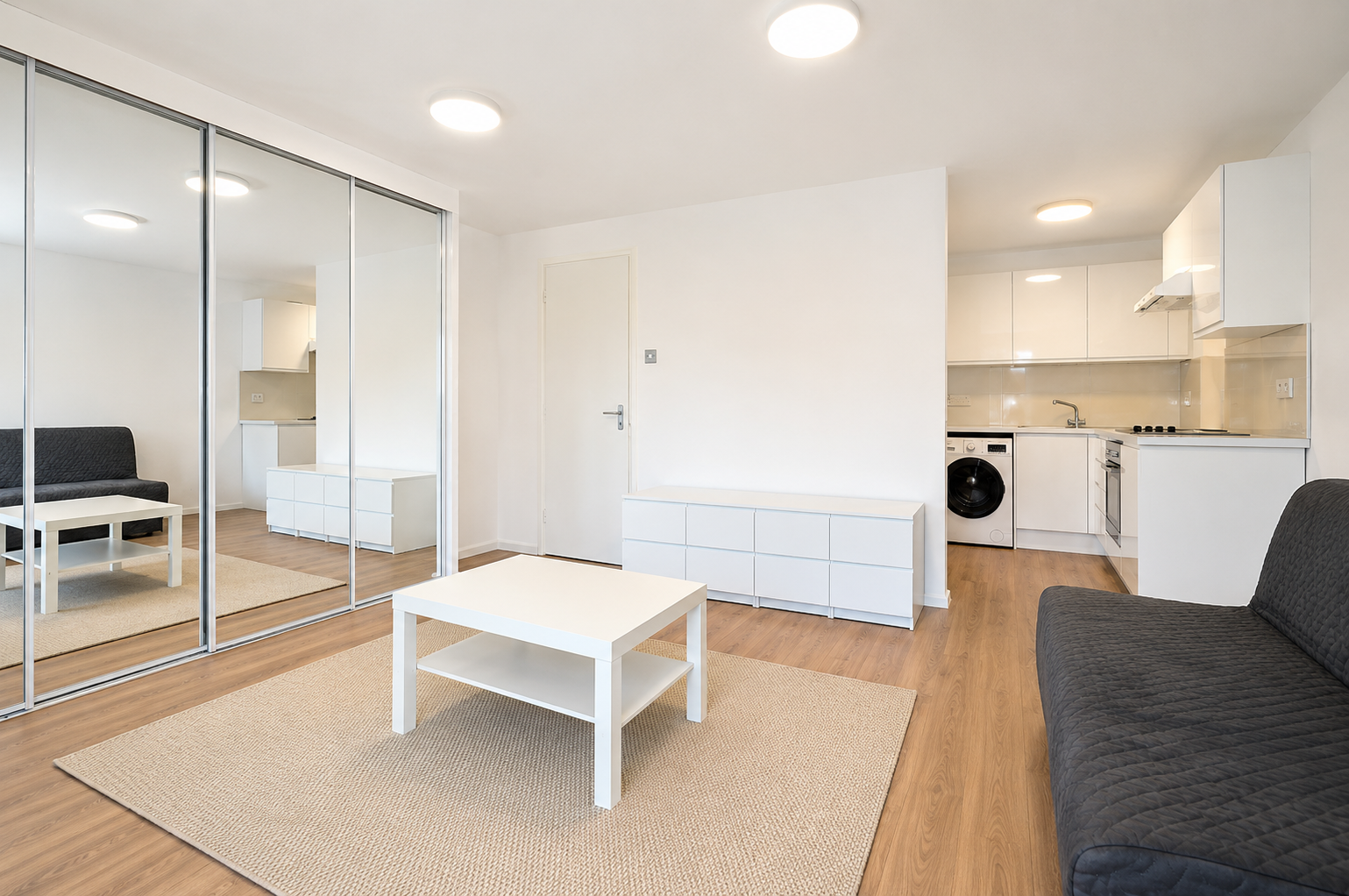 Flat Cotton Avenue in Greater London