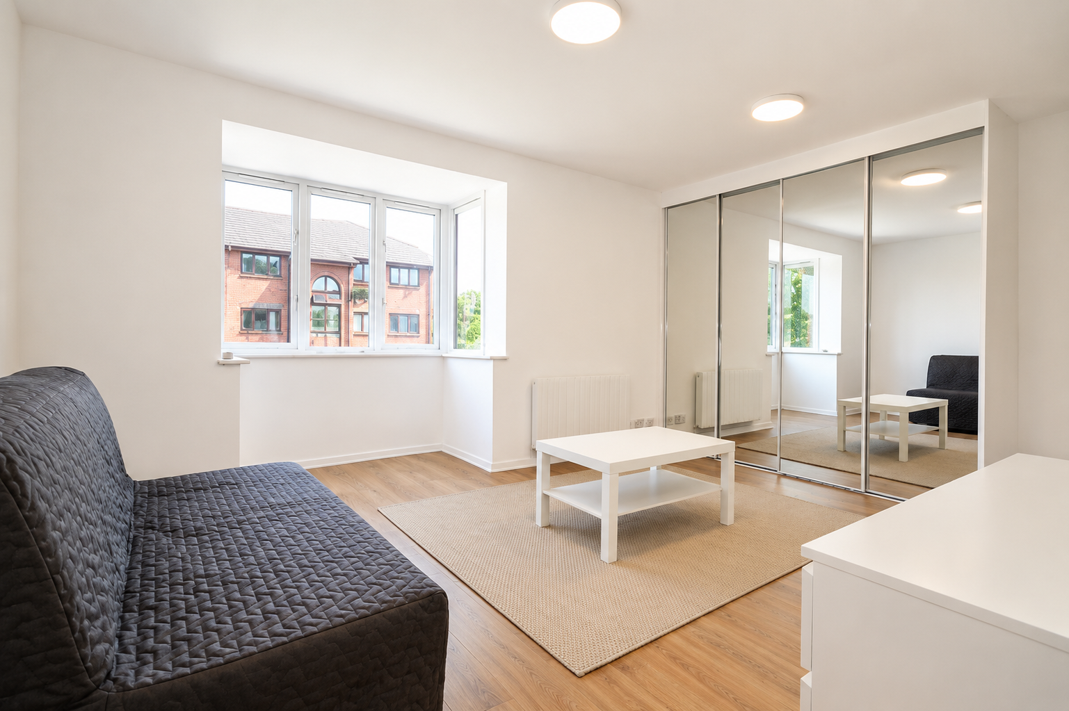 Flat Cotton Avenue in Greater London
