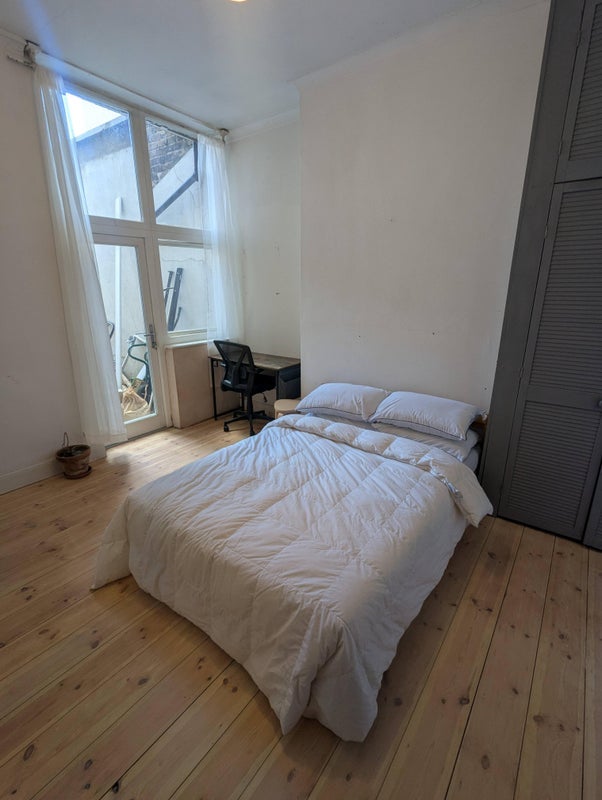 Room Upper Clapton Road in Greater London