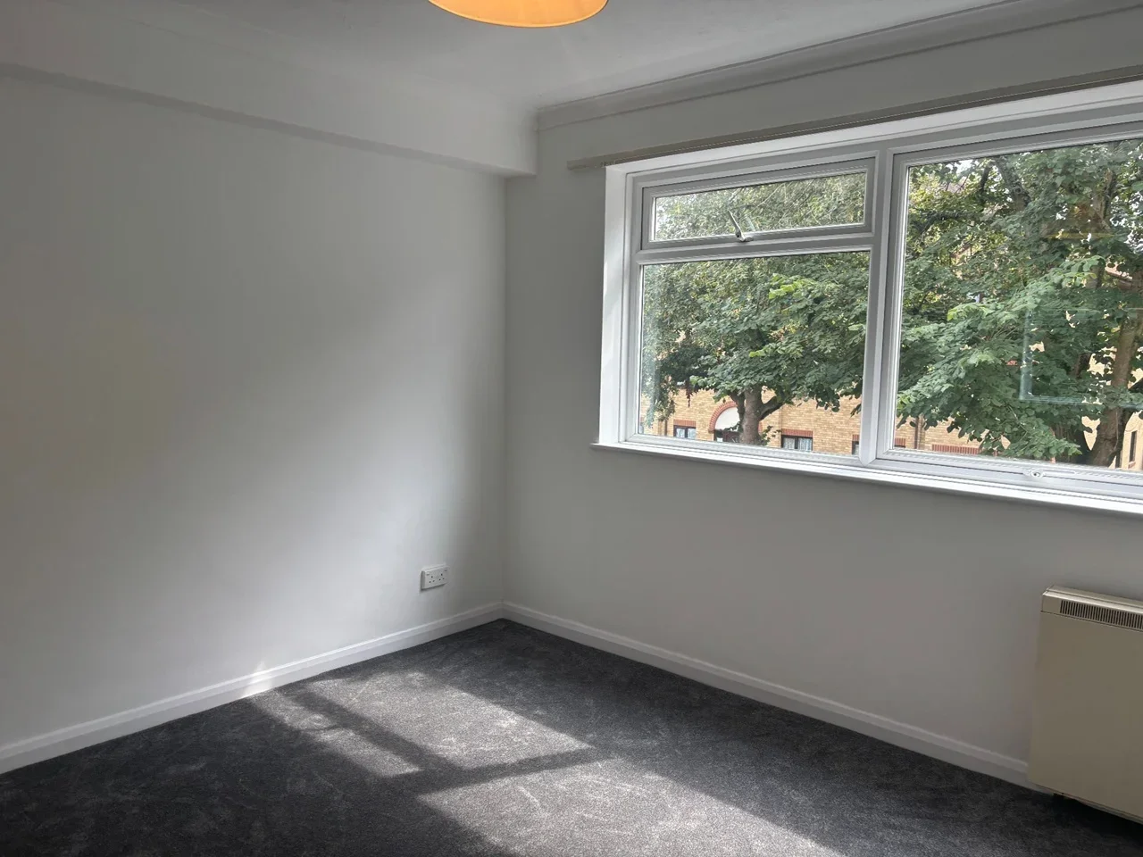 Flat Egmont Road in Greater London