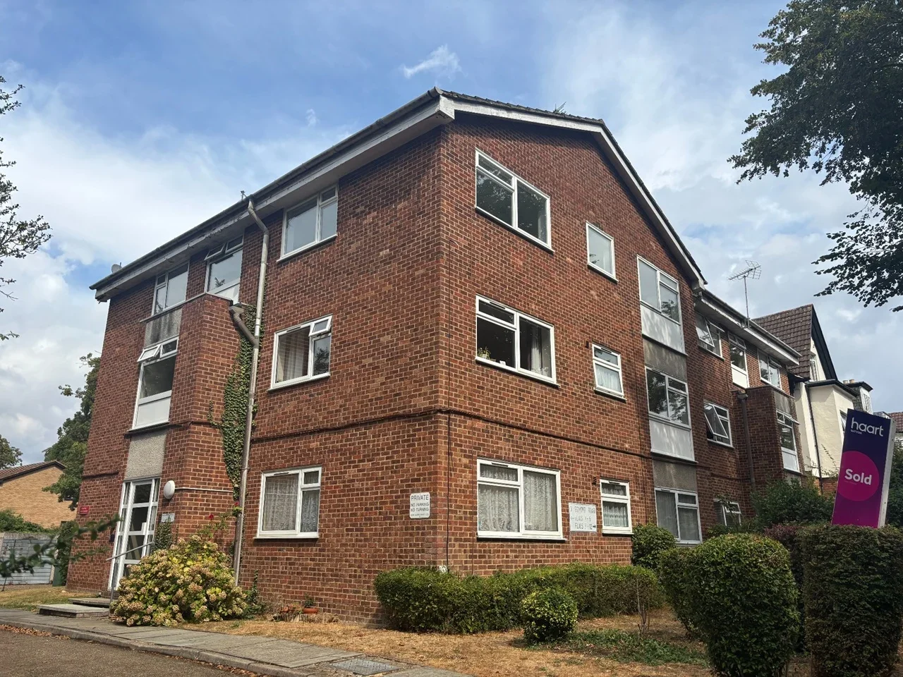 Flat Egmont Road in Greater London