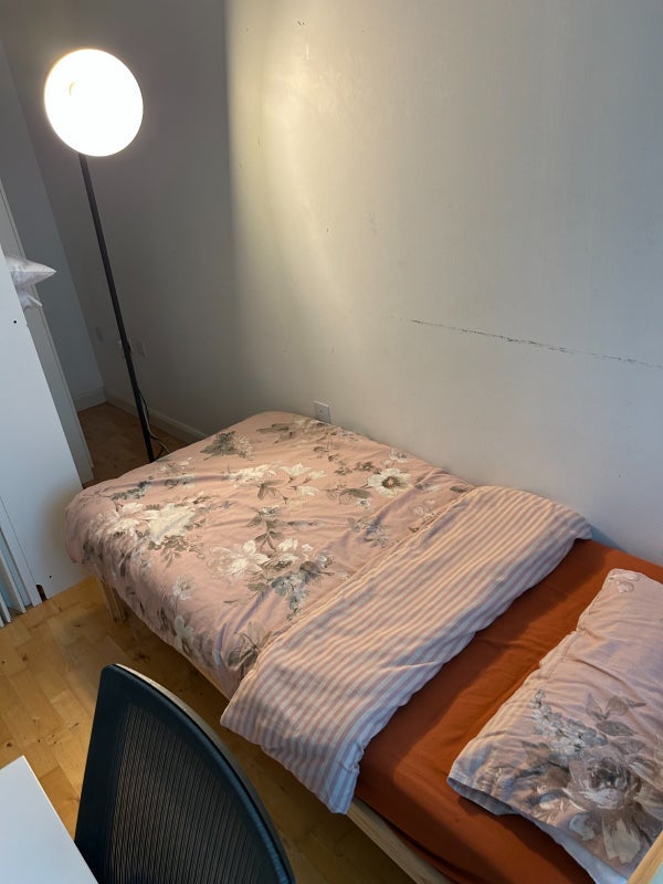 Room South Quay Square in Greater London