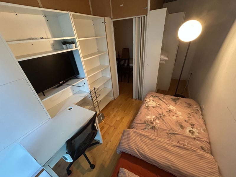 Room South Quay Square in Greater London