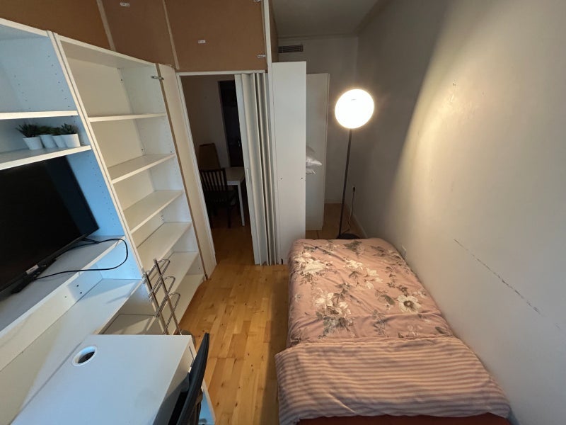 Room South Quay Square in Greater London
