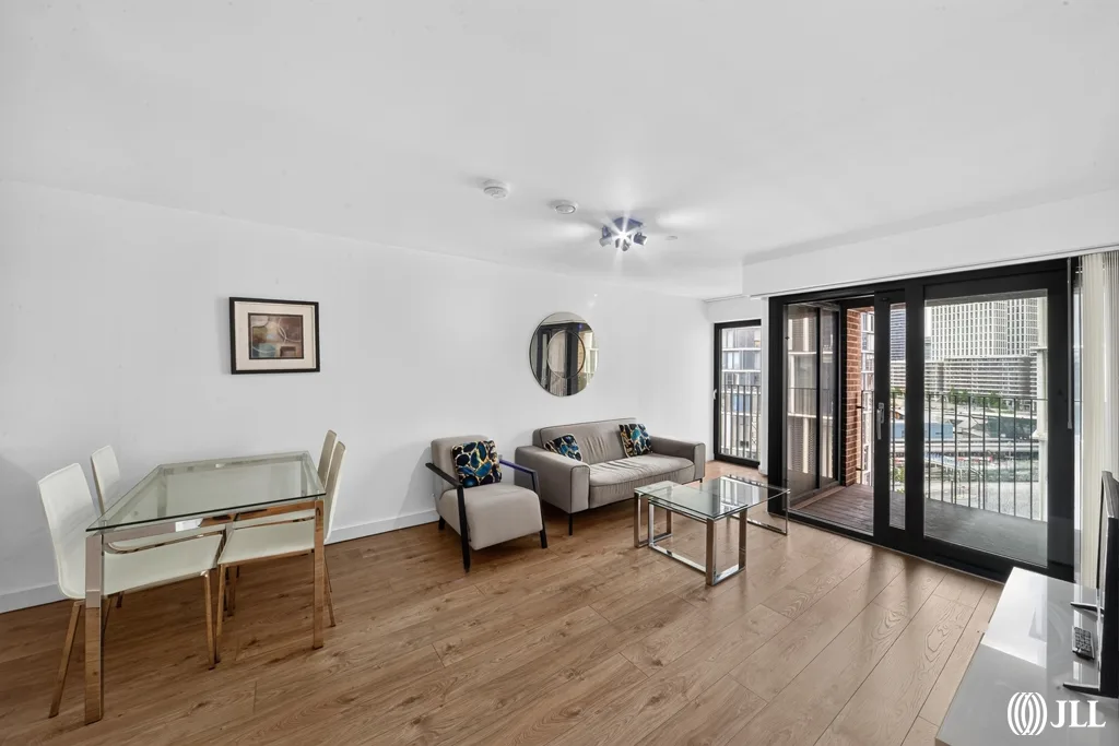 Flat Meridian Square in Greater London