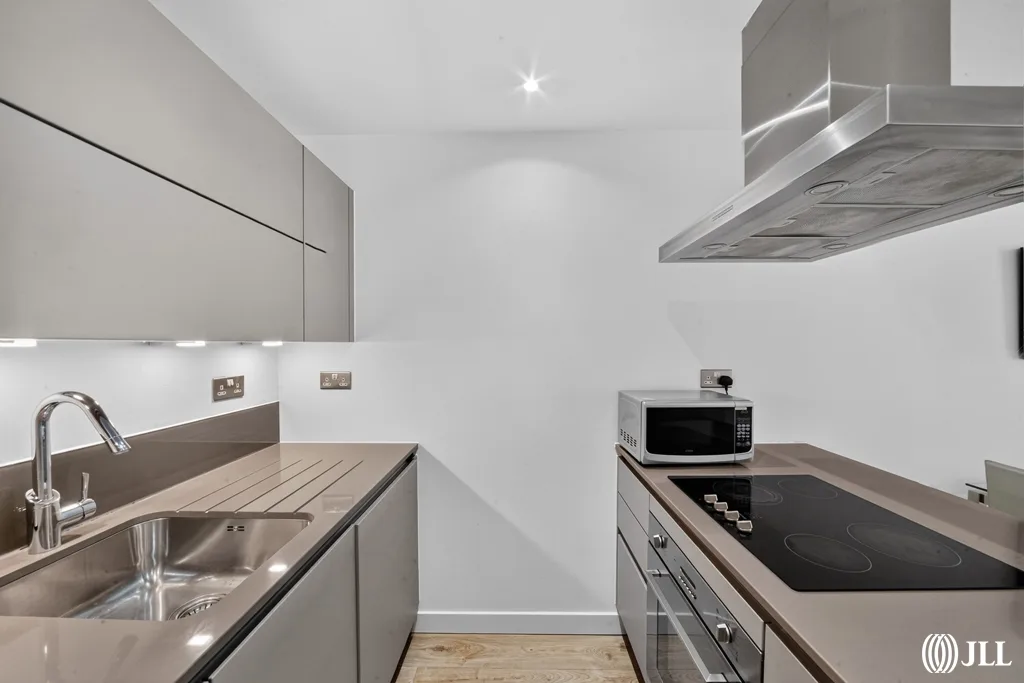 Flat Meridian Square in Greater London